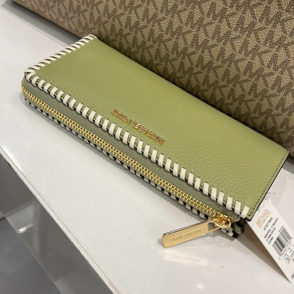 Michael Kors Jet Set Travel Large Pebble Leather Quarter-Zip Wallet
NWT - Picture 3 of 16